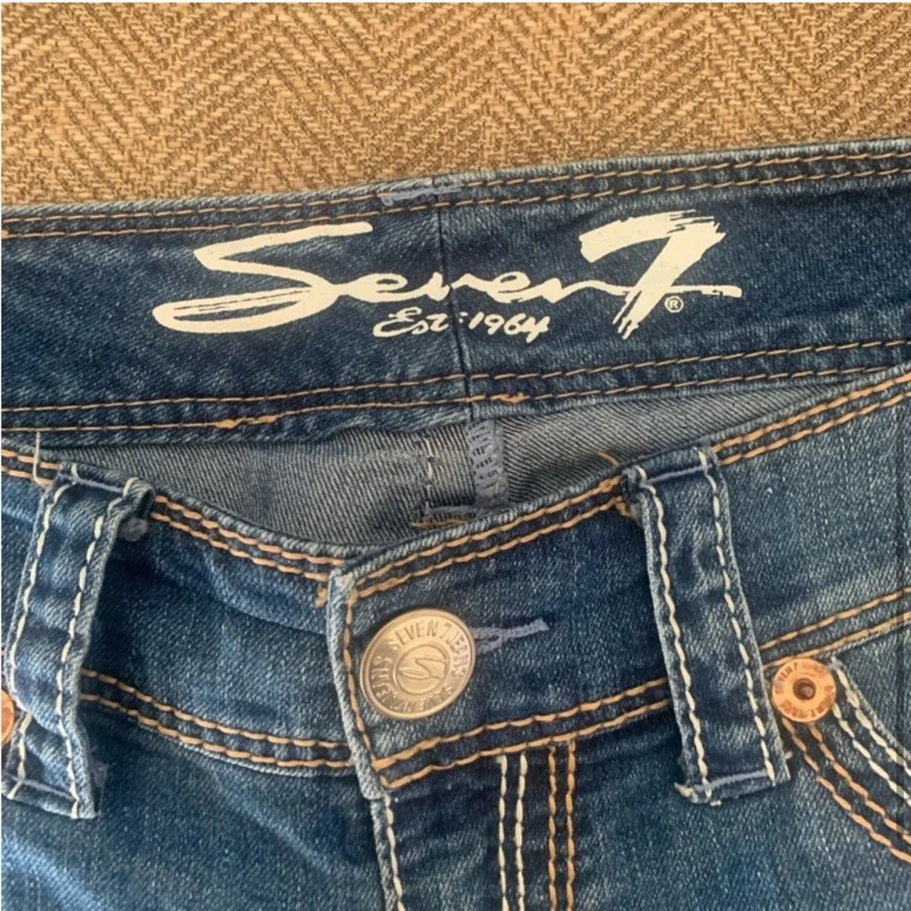 Excellent Preowned Condition Seven7 Capri Jeans Size 10. Very Cute.
